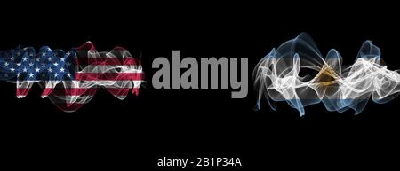 Bandiere di Stati Uniti e Argentina su sfondo nero, USA vs Argentina Smoke Flags Foto Stock