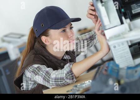 donna che lavora con la stampante 3d Foto Stock