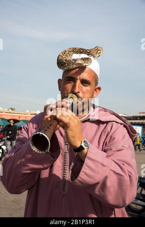 Piazza Jemaa el-Fna mercato notturno, Marakesh, Marocco Foto Stock