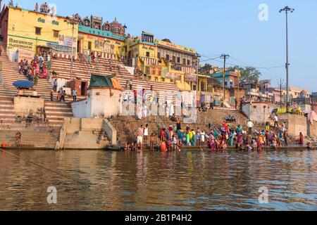 Vista di Kedar Ghat sul fiume Ganges al mattino. Varanasi. India Foto Stock