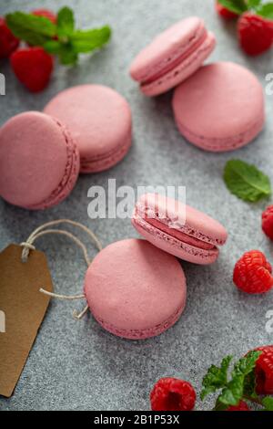 Macaron Raspberry su tavolo grigio Foto Stock