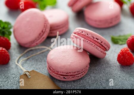 Macaron Raspberry su tavolo grigio Foto Stock