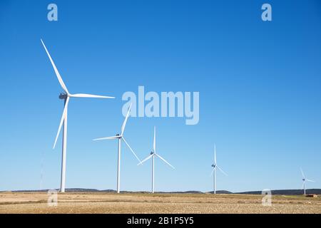 Mulini a vento per la produzione di energia elettrica, provincia di Saragozza, Aragona in Spagna. Foto Stock