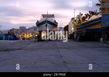 La barca da pesca è servita a Marsaxlokk, Malta Foto Stock