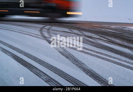 Marktoberdorf, Germania. 27th Feb, 2020. Un veicolo sta guidando su una strada innevata. Credito: Karl-Josef Hildenbrand/Dpa/Alamy Live News Foto Stock