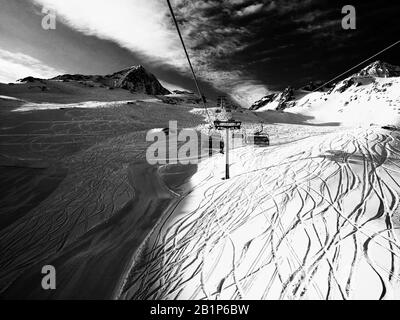 Neustift Stubaital, Tirolo, Austria. 27th Feb, 2020. Vista sulle piste vicino alla cima della stazione sciistica del ghiacciaio Stubai in Tirolo, Austria. Credit: Sacelle Babbar/Zuma Wire/Alamy Live News Foto Stock