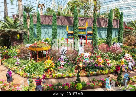 Mostra di fiori all'interno del giardino d'inverno più fresco di Gardens by the Bay, Singapore, Asia Foto Stock