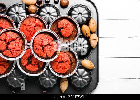 Deliziosi muffin fatti in casa con noci e cioccolato. Foto Stock