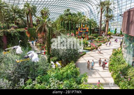 Mostra di fiori all'interno del giardino d'inverno più fresco di Gardens by the Bay, Singapore, Asia Foto Stock