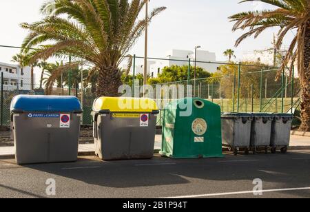 Grandi bidoni colorati per lo smaltimento dei rifiuti per uso commerciale su strada a Lanzarote, Isole Canarie, Spagna. Foto Stock