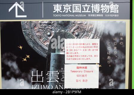 Gli avvisi che informano la chiusura temporanea sono visibili di fronte al Tokyo National Museum di Tokyo, in Giappone, il 27 febbraio 2020. Il Museo Nazionale di Tokyo è chiuso dal 27 febbraio al 16 marzo come misura contro l'ulteriore diffusione del coronavirus. Credito: Aflo/Alamy Live News Foto Stock