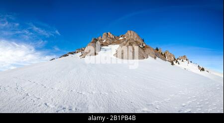 Vista panoramica della cima del Monte Ciucas coperta di neve al tramonto d'inverno, parte della catena dei Carpazi rumeni Foto Stock