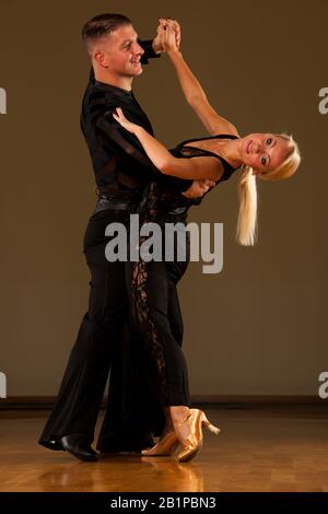 Bella sala da ballo coppia preforme la loro danza mostra Foto Stock