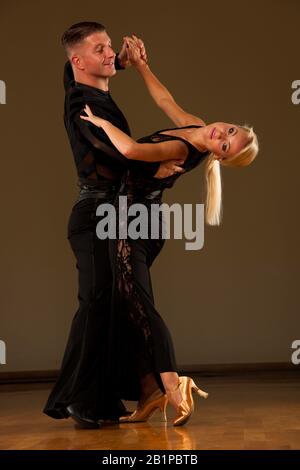 Bella sala da ballo coppia preforme la loro danza mostra Foto Stock