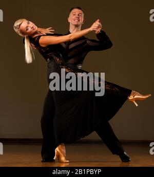 Bella sala da ballo coppia preforme la loro danza mostra Foto Stock