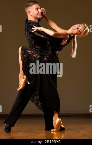 Bella sala da ballo coppia preforme la loro danza mostra Foto Stock