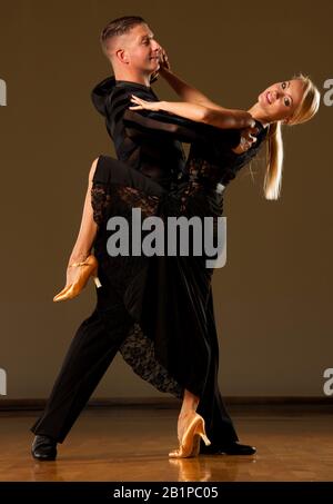 Bella sala da ballo coppia preforme la loro danza mostra Foto Stock