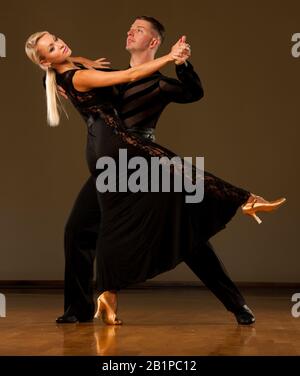 Bella sala da ballo coppia preforme la loro danza mostra Foto Stock