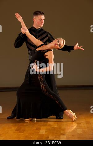 Bella sala da ballo coppia preforme la loro danza mostra Foto Stock