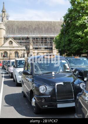 Taxi Nero In London Road, Inghilterra. Foto Stock