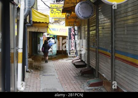Daegu, COREA DEL SUD. 27th Feb, 2020. 27 febbraio 2020-Daegu, Corea del Sud-Dongsung-ro, un'importante via dello shopping a Daegu, 300 chilometri a sud-est di Seoul, è quasi del tutto priva di persone il 27 febbraio 2020. Il quartiere è popolare per le riunioni dopo l'orario di lavoro da parte della gente del posto, ma la rapida diffusione del romanzo coronavirus in città ha causato la chiusura di molti negozi. Credit: Zuma Press, Inc./Alamy Live News Foto Stock
