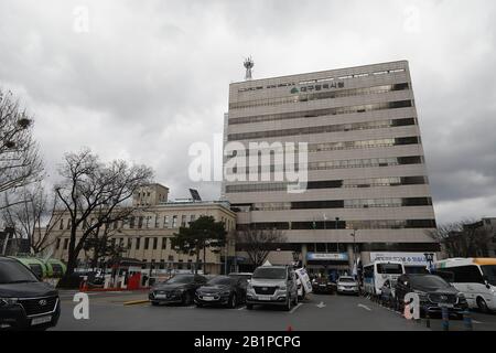 Daegu, COREA DEL SUD. 27th Feb, 2020. 27 febbraio 2020-Daegu, Corea del Sud-A Vista della sede del municipio del centro di controllo COVID19 a Daegu, Corea del Sud. La Corea del Sud ha riportato un altro picco giornaliero nel numero di nuove infezioni del nuovo coronavirus il giovedì, E più casi aggiuntivi possono essere identificati nella città più colpita di Daegu e nelle sue regioni vicine, mentre i test del virus hanno avuto inizio su più di 210.000 membri di una setta religiosa al centro della rapida diffusione. Credit: Zuma Press, Inc./Alamy Live News Foto Stock