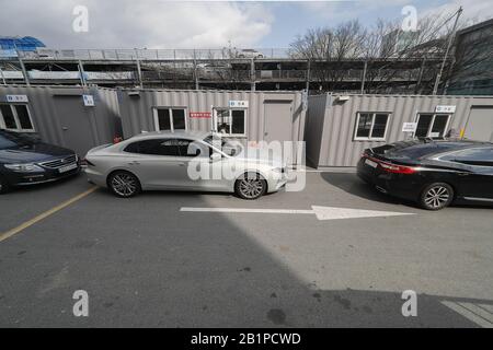 Daegu, COREA DEL SUD. 27th Feb, 2020. 27 febbraio 2020-Daegu, Corea del Sud-COVID19 i pazienti sospettati di rimanere in auto, la struttura di drive-through presso il centro medico di Daegu, Corea del Sud. La Corea del Sud ha riportato un altro picco giornaliero nel numero di nuove infezioni del nuovo coronavirus il giovedì, E più casi aggiuntivi possono essere identificati nella città più colpita di Daegu e nelle sue regioni vicine, mentre i test del virus hanno avuto inizio su più di 210.000 membri di una setta religiosa al centro della rapida diffusione. Credit: Zuma Press, Inc./Alamy Live News Foto Stock