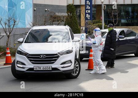 Daegu, COREA DEL SUD. 27th Feb, 2020. 27 febbraio 2020-Daegu, Corea del Sud-COVID19 i pazienti sospettati di rimanere in auto, la struttura di drive-through presso il centro medico di Daegu, Corea del Sud. La Corea del Sud ha riportato un altro picco giornaliero nel numero di nuove infezioni del nuovo coronavirus il giovedì, E più casi aggiuntivi possono essere identificati nella città più colpita di Daegu e nelle sue regioni vicine, mentre i test del virus hanno avuto inizio su più di 210.000 membri di una setta religiosa al centro della rapida diffusione. Credit: Zuma Press, Inc./Alamy Live News Foto Stock