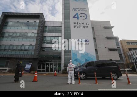 Daegu, COREA DEL SUD. 27th Feb, 2020. 27 febbraio 2020-Daegu, Corea del Sud-COVID19 i pazienti sospettati di rimanere in auto, la struttura di drive-through presso il centro medico di Daegu, Corea del Sud. La Corea del Sud ha riportato un altro picco giornaliero nel numero di nuove infezioni del nuovo coronavirus il giovedì, E più casi aggiuntivi possono essere identificati nella città più colpita di Daegu e nelle sue regioni vicine, mentre i test del virus hanno avuto inizio su più di 210.000 membri di una setta religiosa al centro della rapida diffusione. Credit: Zuma Press, Inc./Alamy Live News Foto Stock