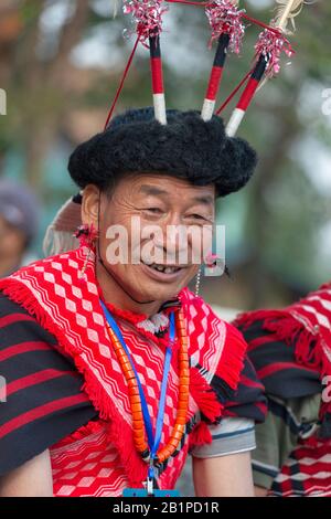 01 Dic 2013, Nagaland, India. Naga uomo Ritratto, Hornbill festival. Facce rurali dell'India Foto Stock