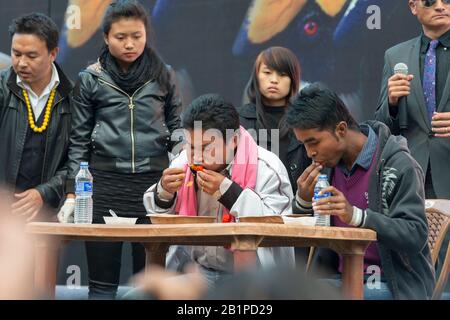 01 Dic 2013, Nagaland, India. Concorso Naga Chili Eating, festival Hornbill Foto Stock