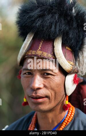 01 Dic 2013, Nagaland, India. Ritratto tribale di Naga, festival di Hornbill. Facce rurali dell'India Foto Stock