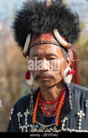 01 Dic 2013, Nagaland, India. Ritratto tribale di Naga, festival di Hornbill. Facce rurali dell'India Foto Stock