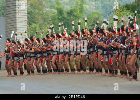 01 Dic 2013, Nagaland, India. Naga Tribal Lineup all'ingresso della sede Foto Stock