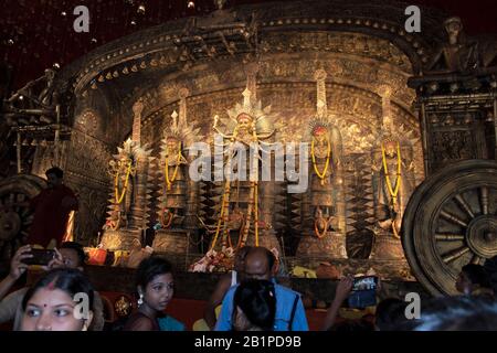 Bengala Occidentale, India, Ottobre 2019, Devotee Durante Durga Puja In Contai, Purba Medinipur Foto Stock