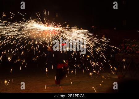 Danza, fuoco e diavoli, folklore e festa mediterranea in cui il fuoco è protagonista; fine del Carnevale. Festa in cui i diavoli con il fuoco wal Foto Stock