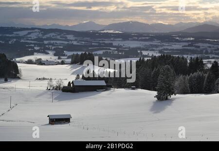 27 febbraio 2020, Baviera, Stötten: Innevato è ai piedi delle Alpi come visto dall'Auerberg. Foto: Karl-Josef Hildenbrand/Dpa Foto Stock