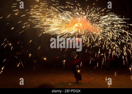 Danza, fuoco e diavoli, folklore e festa mediterranea in cui il fuoco è protagonista; fine del Carnevale. Festa in cui i diavoli con il fuoco wal Foto Stock