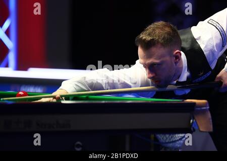 Judd Trump of England gioca un colpo a John Higgins of Scotland alla finale del quarto del 2020 Players Championship a Southport, Regno Unito, 26 febbraio 2020. Judd Trump d'Inghilterra sconfisse John Higgins della Scozia con 6-3. Foto Stock