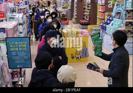 (200227) -- SEOUL, 27 febbraio 2020 (Xinhua) -- Le Persone si allineano per acquistare maschere presso un supermercato a Seoul, Corea del Sud, 27 febbraio 2020. La Corea del Sud ha confermato 334 altri casi del COVID-19, portando il numero totale di infezioni a 1.595 a partire dalle 9:00 ora locale (0000 GMT) Giovedi. Il numero dei decessi è rimasto invariato a 12. (NEWSIS/consegna via Xinhua) Foto Stock