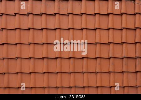 Dettaglio di tegole rosse montate sulla parete della casa Foto Stock