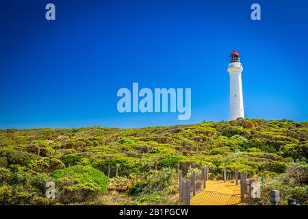Split Point Lighthouse è un faro situato in ingresso Aireys, una piccola cittadina sulla Great Ocean Road, Victoria, Australia. Foto Stock