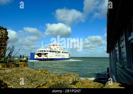 Wightlink Ferries lasciare Yarmouth attraversando Solent a Lymington in sole tempo blu cielo lanuginoso nuvole bianche Foto Stock