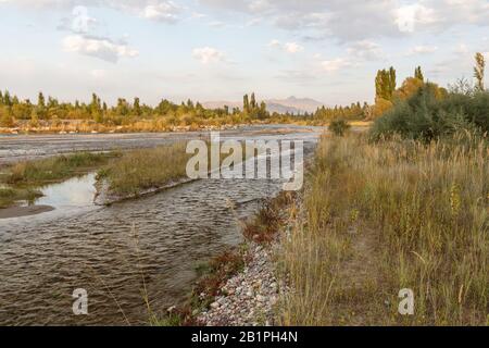 Fiume Chu, confine di stato tra Kazakistan e Kirghizistan, Chuy Valley Foto Stock