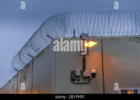 Stacheldraht, Mauer, Jva Tegel, Seidelstraße, Reinickendorf, Berlin, Deutschland Foto Stock