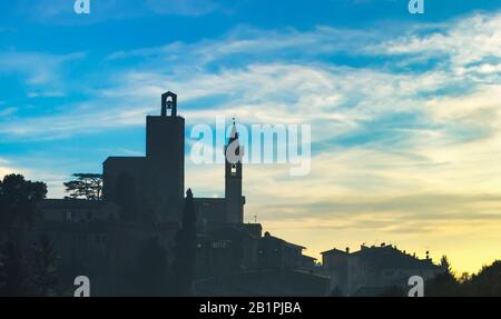 Vinci Village, il luogo di nascita di Leonardo, skyline silhouette al tramonto. Firenze, Toscana Italia Europa Foto Stock