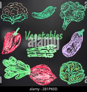 Disegno di bambino con gesso su una tavola nera. Verdure gustose. Immagini utili. Cavolfiore, cetriolo, broccoli, peperone, melanzana, cavolo bianco, b Illustrazione Vettoriale