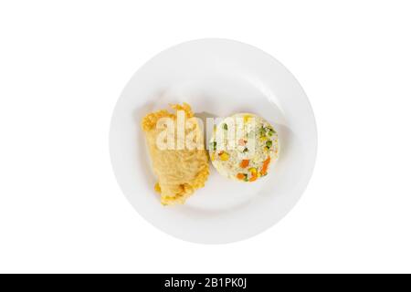 carne impanata di pollo, maiale, manzo, carne, pesce alla griglia con riso guarnito con verdure su un piatto, sfondo bianco isolato, vista laterale Foto Stock