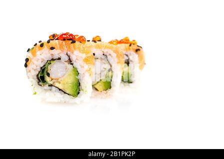 sushi tradizionale giapponese. tempura sushi maki con gamberi e avocado isolato su sfondo bianco Foto Stock