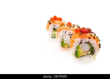 sushi tradizionale giapponese. tempura sushi maki con gamberi e avocado isolato su sfondo bianco Foto Stock